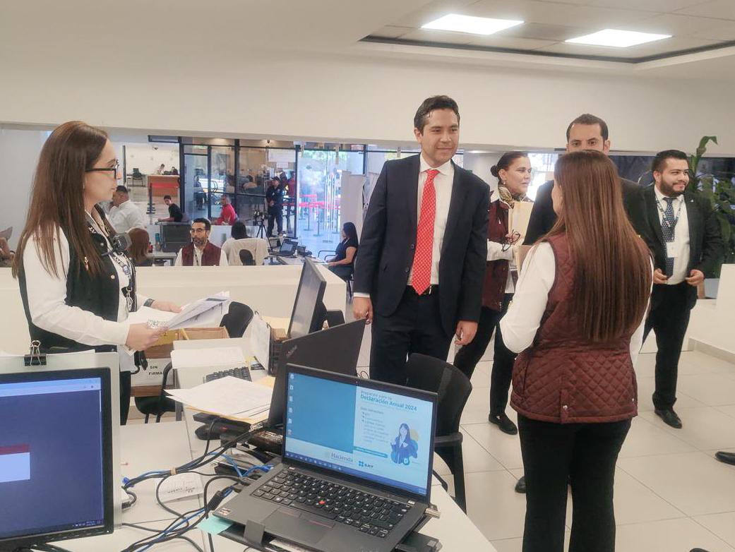 SATMX's tweet photo. El titular del SAT, Antonio Martínez Dagnino, se reunió en las oficinas desconcentradas de Jalisco con las y los administradores para dar seguimiento a la implementación del Plan Maestro 2025, a las metas de recaudación y a la simplificación de trámites y servicios de atención a las personas contribuyentes.

Asimismo, supervisó la ejecución de estrategias contra la evasión y el contrabando, así como acciones en defensa del interés fiscal, con el fin de fortalecer la hacienda pública.

Jalisco cuenta con un padrón de 6.8 millones de personas contribuyentes y más de 270 mil empresas, las cuales son atendidas en tres sedes y seis módulos distribuidos en la entidad. Diariamente se brindan 5,288 atenciones presenciales, los trámites más solicitados son la renovación de la e.firma y la obtención de la Constancia de Situación Fiscal.

Con estas acciones el SAT reafirma su compromiso de fortalecer la recaudación y facilitar el cumplimiento de las obligaciones fiscales.
