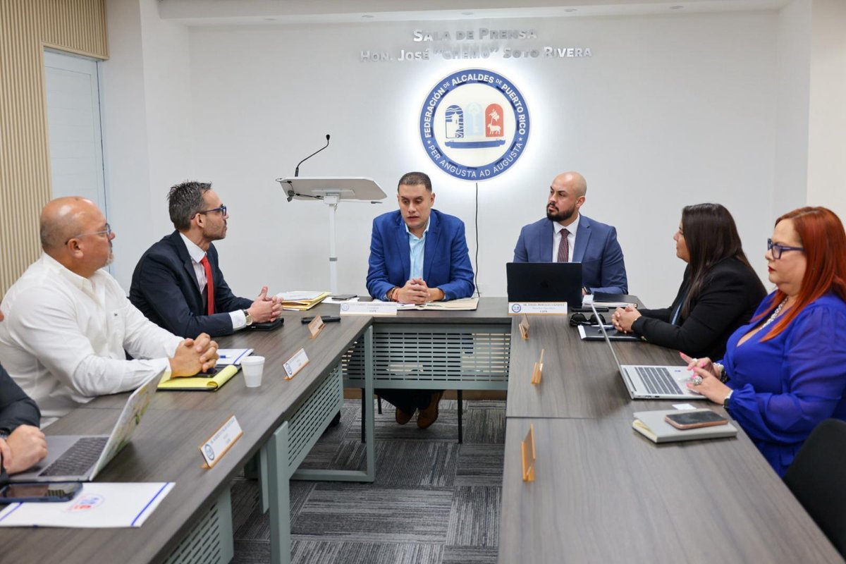 Nos reunimos con el presidente de la Federación de Alcaldes, Gabriel Hernández, para escuchar de primera mano las necesidades de los municipios en materia de infraestructura y bienestar comunitario. Seguimos sumando esfuerzos para transformar nuestras comunidades.