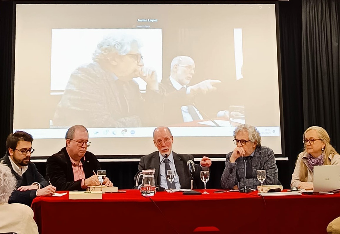 Juan Alberto Vich Álvarez (@vichalvarezja) on Twitter photo Me envían esta foto de la presentación del pasado viernes en el <a href="/ateneodemadrid/">Ateneo de Madrid</a>.
El acto giró en torno al último libro de Diego Gracia: "El animal deliberante", publicado por <a href="/EdTriacastela/">Editorial Triacastela</a>.
En la mesa: Diego Gracia, José Lázaro, Belén Rico, Alfonso Gómez y un servidor. Me envían esta foto de la presentación del pasado viernes en el <a href="/ateneodemadrid/">Ateneo de Madrid</a>.
El acto giró en torno al último libro de Diego Gracia: "El animal deliberante", publicado por <a href="/EdTriacastela/">Editorial Triacastela</a>.
En la mesa: Diego Gracia, José Lázaro, Belén Rico, Alfonso Gómez y un servidor.