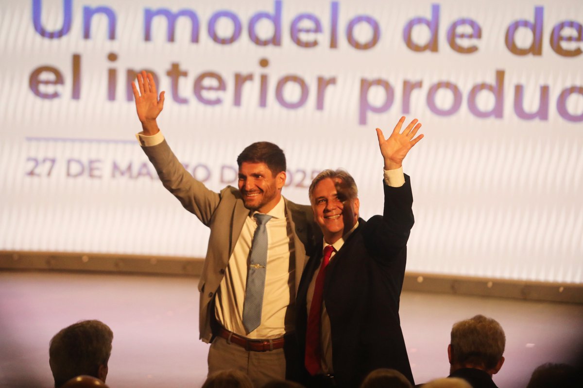 Santa Fe fue sede del traspaso de la presidencia pro témpore de la #RegiónCentro a Córdoba.
Pullaro, Llaryora y Frigerio reafirmaron el compromiso del interior productivo con el desarrollo y el federalismo.
💬 “No pedimos privilegios. Exigimos que nos dejen trabajar y crecer.”