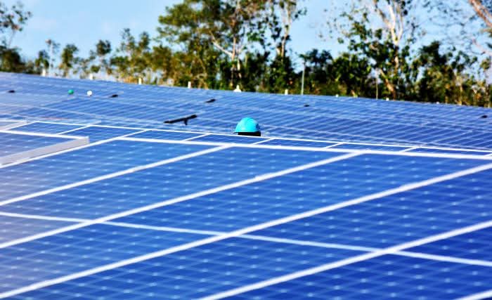 Ocho parques solares de 21,8 megawatts ya están sincronizados al Sistema Eléctrico Nacional.
Todos los parques solares fotovoltaicos previstos a terminar en este mes de marzo ya están sincronizados, afirmó <a href="/VicentedelaO2/">Vicente de la O Levy</a> #Cuba #PinardelRío
