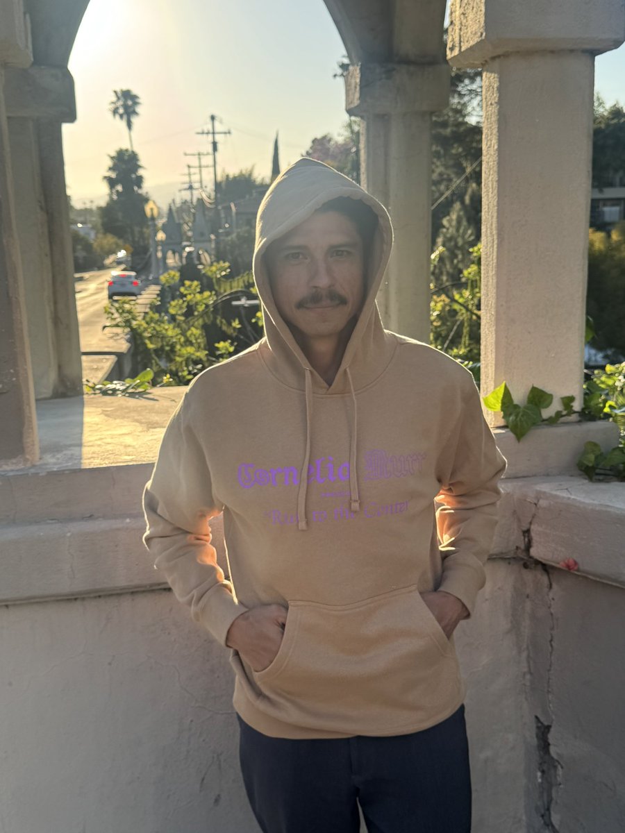 cornelia_murr's tweet image. Come and get your fresh merch like Danny did:
corneliamurr.merchtable.com