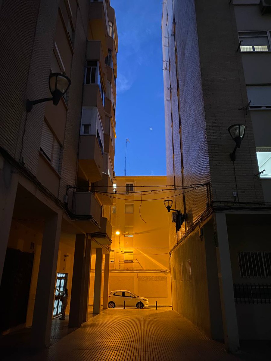 Hoy el apagón ha tocado en Los Porches y Salvador del Mundo. 

Cádiz, la ciudad que más gasta en luces de Navidad, más a oscuras que nunca.
