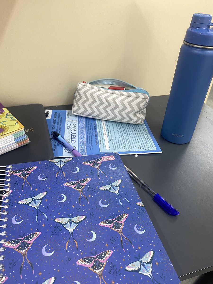 cecisnotes's tweet image. talvez eu goste um pouquinho assim 🤏🏻 de azul