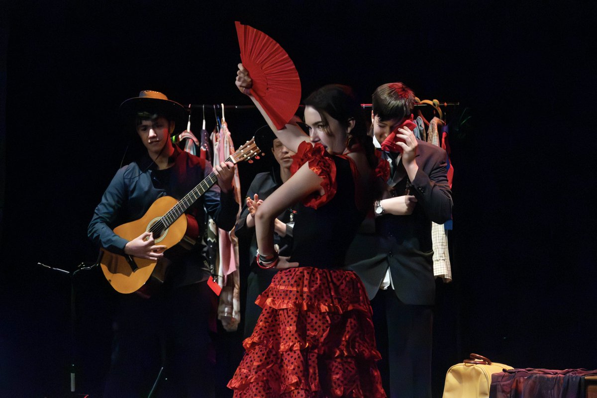 MariaLopezJ_'s tweet photo. Celebro el #DíadelTeatro compartiendo esta magnífica selección de fotografías de nuestra obra ‘Entre bambalinas’.

📸 Juan Andrei Enrique (IES Vila-roja)
https://t.co/Gap2wft4dG

🎭 Próxima parada: Teatro Raval https://t.co/Ol8KebcifQ