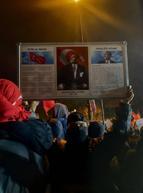 Protestolara katılan bir gencin pankartı: