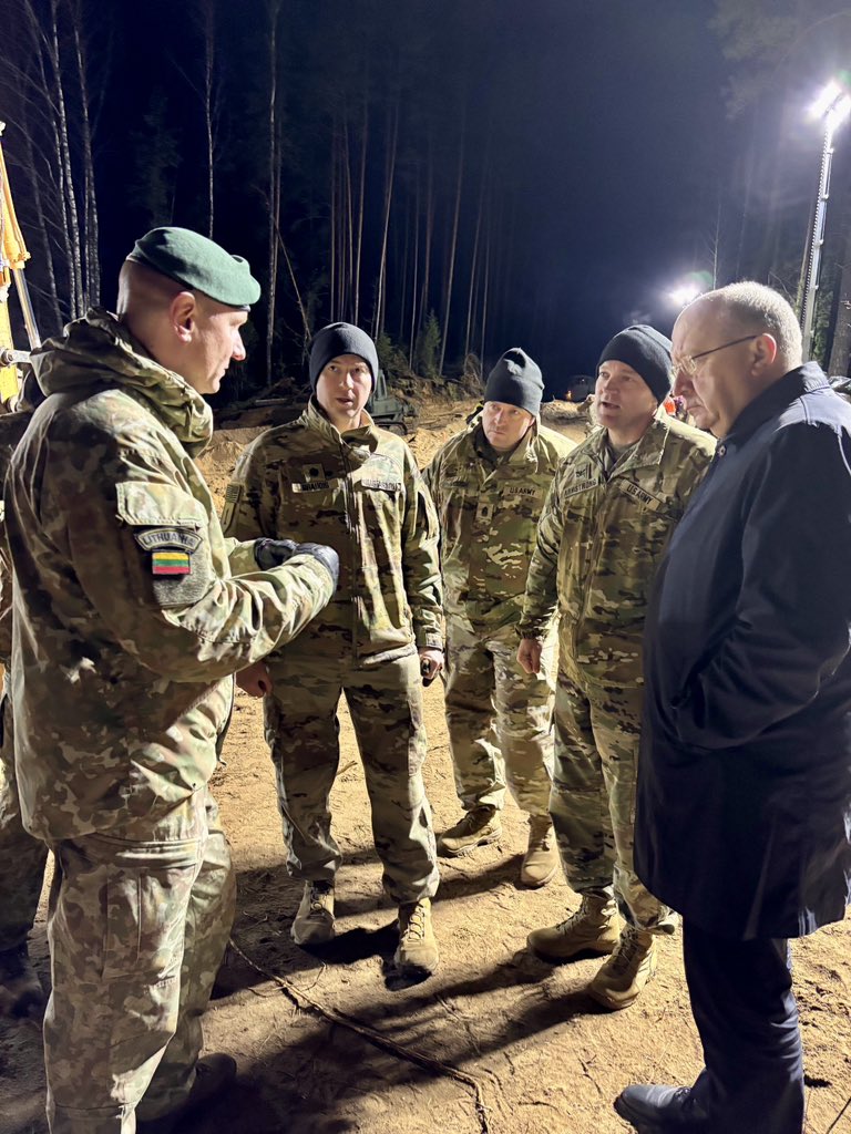 Four 🇺🇸US soldiers are still missing on a military training range in Lithuania 🇱🇹

Search &amp; rescue operations are ongoing. 

Our 🇪🇺 thoughts are with families of these brave soldiers, our transatlantic friends and allies, who do a difficult, dangerous and decisive job.