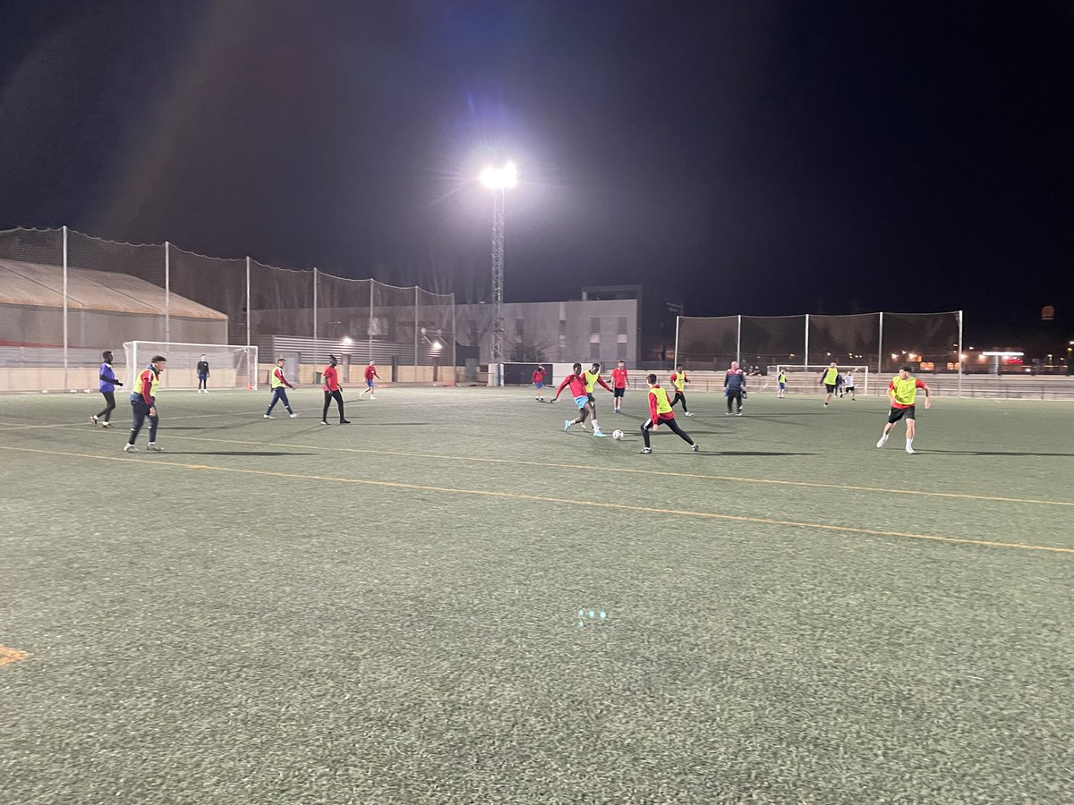 🏋️‍♂️ de preparación del partido de este sábado 🙌🏻 necesitamos el apoyo de nuestra afición 🙌🏻 ¡Vamos Baza!

⚽️ CD Ciudad de Baza 🆚 Vandalia de Peligros CF B
🗓️ Sábado, 29 de marzo
🕕 18:00H
🏟️ Polideportivo Municipal, Baza

#JuntosSomosUno 🔴⚪️