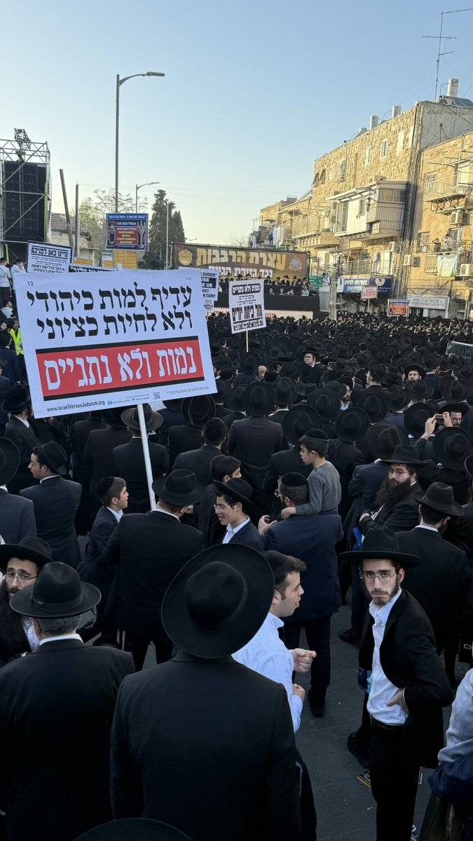 3/3
הצבא בכלל לא יודע לסנכרן שאני מוגדר נכה ולי ברור שכל עוד הגוף שלי יאפשר אני אלך שוב. 
אלך עם התחושה שהלב נשרף, כי החברים שלי הולכים ואחרי שהצילו לי את החיים.  לא אשאיר אותם לבד. 
אלך כי אין לי ארץ אחרת, גם אם אדמתי בוערת וגם אם רוב האזרחים בה כפויי טובה  

הלב כואב ומרוקן💔