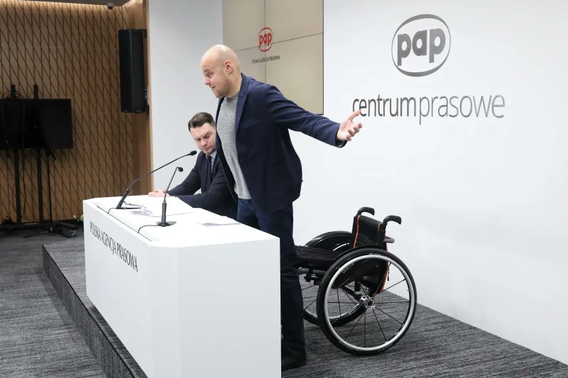 GnEn84EX0AAR0Vn?format=jpg&name=900x900