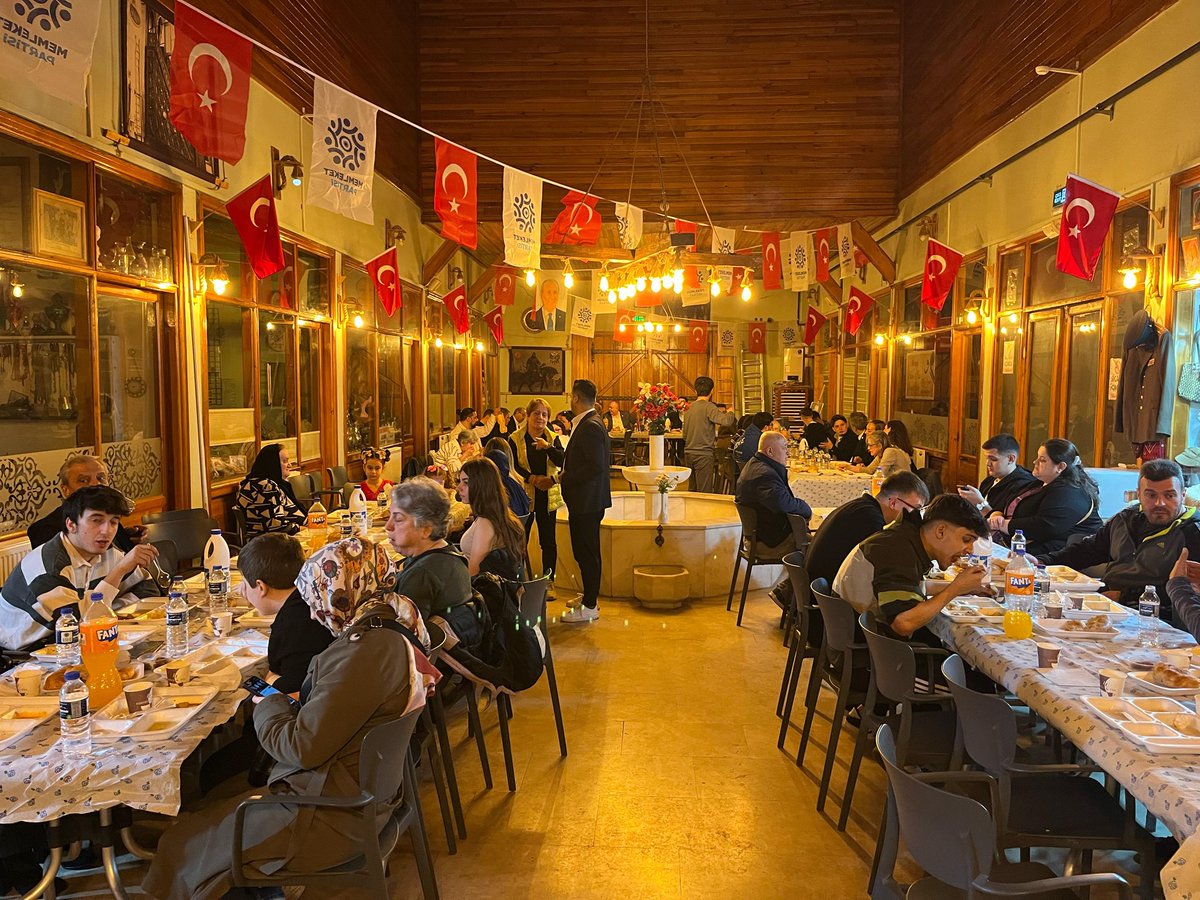 MPBursa16's tweet photo. Memleket Partisi Bursa İl Başkanlığı İftar Programında İl Örgütümüz Ve PM Üyemiz Ruşen Sever Başkanımızın Katılımıyla Bir Araya Geldik.
@BeratAkbulut_ @SeverRusen @cevdetsen16 @MemleketimParti @vekilince https://t.co/1k2UIMyJst