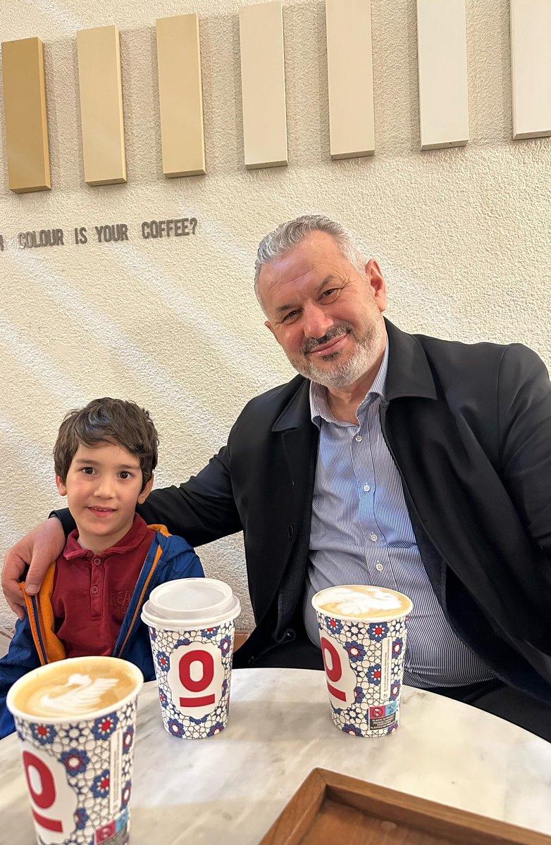 Hatır için içeriz, kırk yıl silmeyiz,
Ruhumuz “özgür” bizim, talimat bilmeyiz.
Milletimize sevdalıyız, ülkemizi severiz,
Gavurun kahvesine aşık değiliz!

Dededen böyle gördük, toruna böyle söyleriz,
Hasan Zeyd bilir ki, biz eğilmez, diz çökmeyiz.
Kahve keyif işidir, emirle