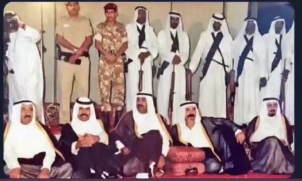 صوره لوالدي مع الشيخ صباح الاحمد والشيخ نواف الاحمد رحمهم الله 
والشيخ مشعل الاحمد حفظه الله