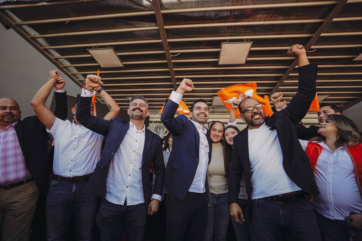 MovCiudadanoMX's tweet photo. En Durango con @PanchoFrancoS y en Gómez Palacio con @Omarecasta vamos a demostrar por qué #LaFuerzaNaranja es la mejor opción y la verdadera alternativa a los malos gobiernos. 

¡Vamos con todo! 🍊 https://t.co/c4TBtQxunO