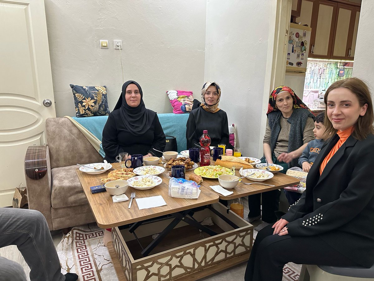 Eş zamanlı gerçekleştirdiğimiz ziyaretlerde, İl Başkan Yardımcımız Zeynep Şişman Hanımefendi’nin katılımıyla bugün de komşularımızla gönül gönüle buluştuk, Ramazan’ın bereketini birlikte paylaştık.

#İstanbuldaBereket
#GönülSofrası
#AileSıcaklığındaRamazan