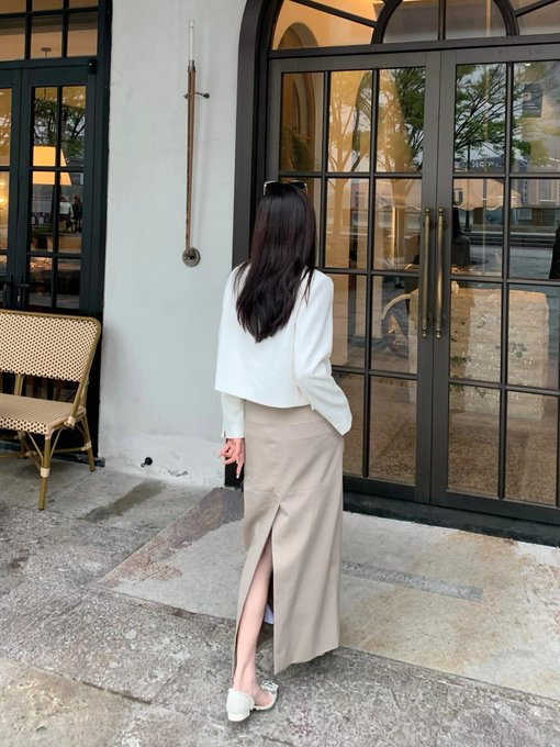 Capturing the essence of effortless elegance. A stunning ensemble for a day of exploring. Love this look! 🤗📷✨