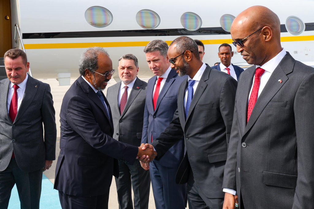 Cumhurbaşkanımız Sayın Hasan Şeyh Mahmud, Türkiye Cumhurbaşkanı Sayın Recep Tayyip Erdoğan ile Cumhurbaşkanlığı Külliyesinde bir araya geldi. Dost ve kardeş Türkiye’ye gerçekleştirdiğimiz bu kritik ziyarete Sayın Cumhurbaşkanımıza eşlik etmekten onur duydum. 🇸🇴🇹🇷