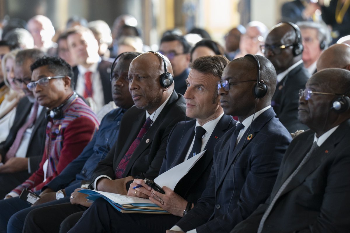 Emmanuel Macron tweet media