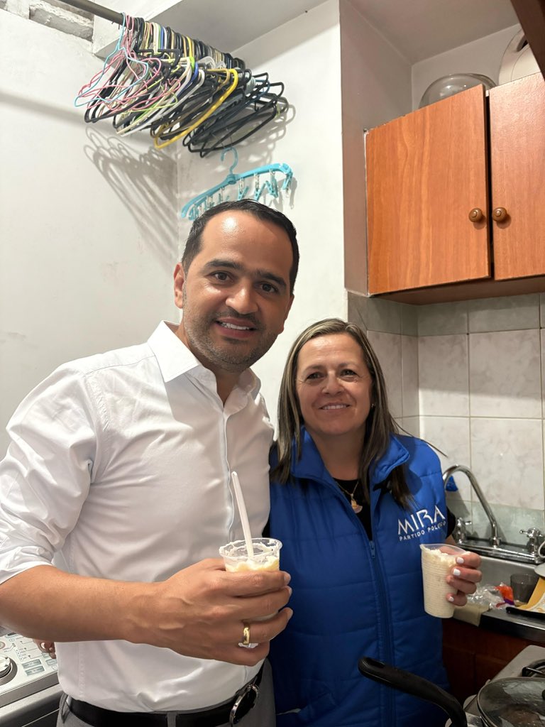 GeovanyLondonoG's tweet photo. NO SOLO TRABAJAMOS, ¡TAMBIÉN COMEMOS!

Desde la comuna 4 de Manizales compartimos una tarde con nuestros líderes de La Estación. 

Gracias a todos los Miraístas por ese amor al @partidomira #TrabajoEnEquipo https://t.co/nQDwPniZd8
