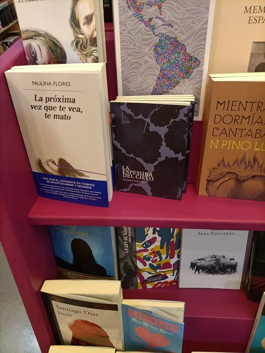 En una volandera diagonal, entre Schweblin y Gallardo, hace pie la chiquitita Espesura, bien azulina ella 💙  <a href="/traficantes2010/">Traficantes de Sueños</a> #loslibrosdelamujerrota  <a href="/LLdelamujerrota/">Libros De La Mujer Rota</a> 
💙 #laespesuradelcielo