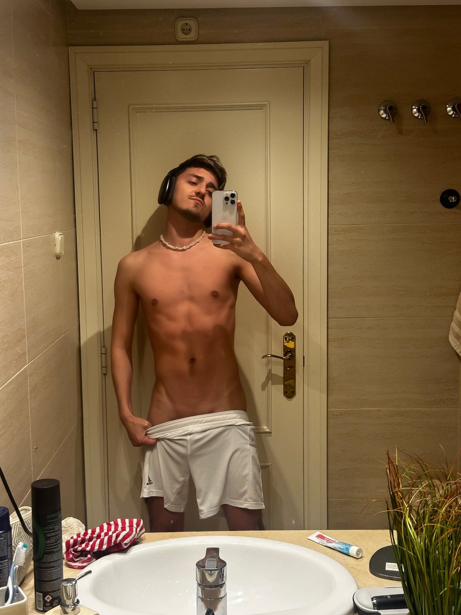 xxom10's tweet photo. From the Beach 🏖️ to the shower 🚿 
comin? 😏😇 https://t.co/bJvlz4dkuY