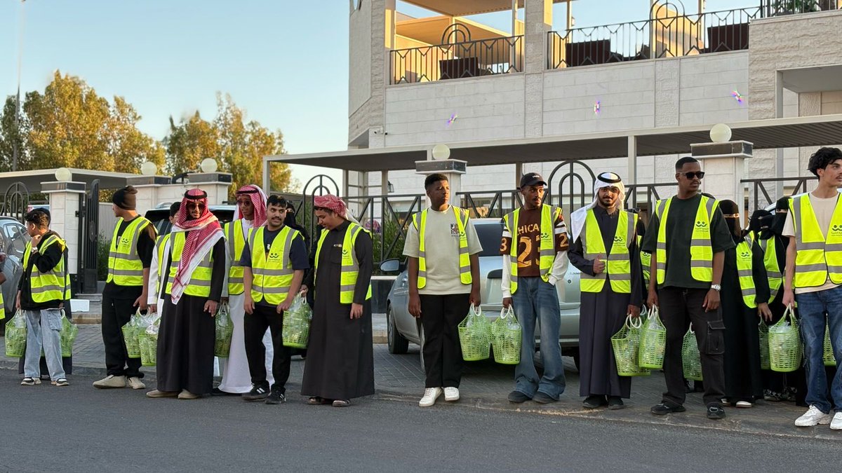 TabukVAs's tweet photo. 🌙 أُختتمت مبادرة توزيع وجبات افطار صائم على الطرقات داخل مدينة تبوك وذلك ضمن مشروع خير تبوك 3 والذي يهدف لتوزيع وجبات افطار مع رسائل توعية بالسلامة المرورية للحد من السرعة وتجاوز الاشارة الحمراء لادراك الإفطار بالاضافة للتوعية بأهمية مقعد الأطفال وجلوسهم في المقعد الخلفي  🌙
#خير_تبوك
#رمضان 
#العمل_التطوعي
@Tabuktsc