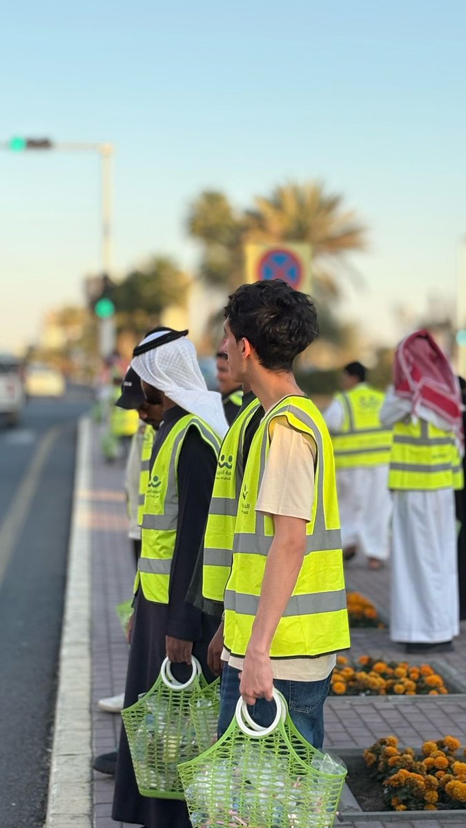 TabukVAs's tweet photo. 🌙 أُختتمت مبادرة توزيع وجبات افطار صائم على الطرقات داخل مدينة تبوك وذلك ضمن مشروع خير تبوك 3 والذي يهدف لتوزيع وجبات افطار مع رسائل توعية بالسلامة المرورية للحد من السرعة وتجاوز الاشارة الحمراء لادراك الإفطار بالاضافة للتوعية بأهمية مقعد الأطفال وجلوسهم في المقعد الخلفي  🌙
#خير_تبوك
#رمضان 
#العمل_التطوعي
@Tabuktsc