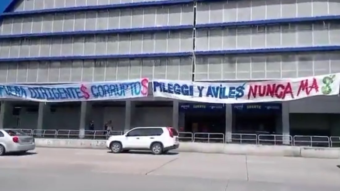 El Estadio Capwell en estos momentos!!! En medio del caos en Emelec, aparecen estas pancartas en los exteriores del estadio. El rechazo a Pileggi, Avilés, Puga y Auad es evidente! El Emelecismo los repudia.