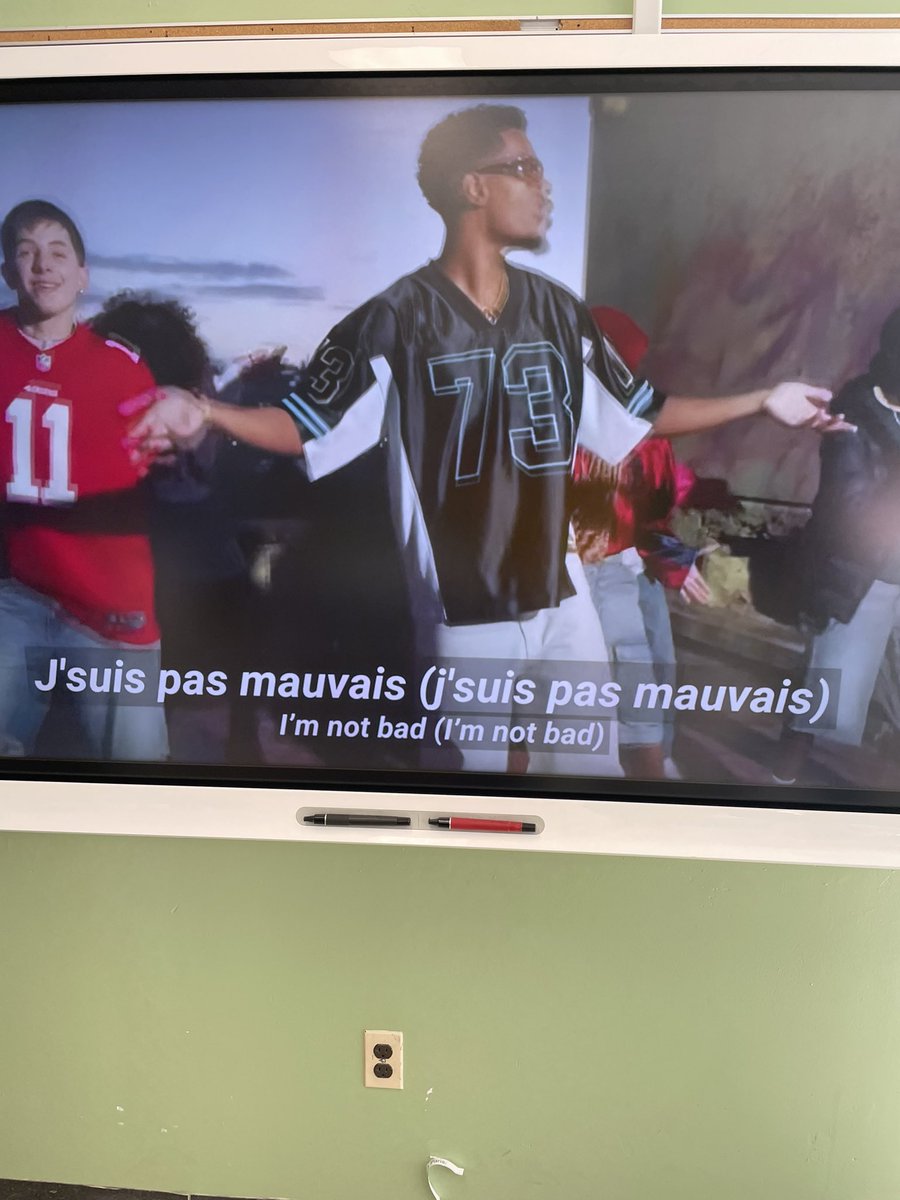 French 6 students were screaming to play musical chairs to their new favorite song Minimum ça by Dr. Yaro. We hope you win #ManieMusicale ! <a href="/DrGeorge_MU/">William O. George III</a> <a href="/dryaro_lafolie/">Dr. Yaro & La Folie 🌹❌</a> #MUSOE