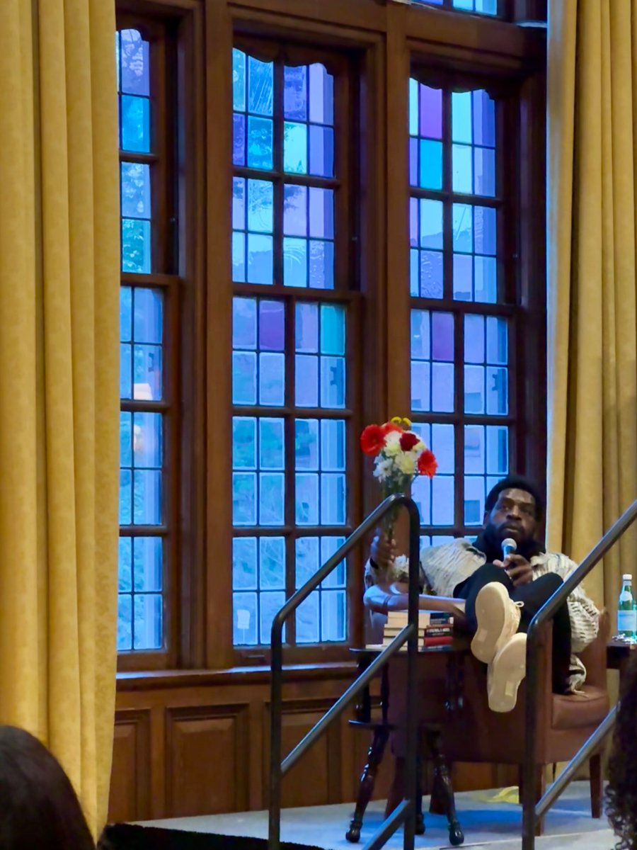 marielfechik's tweet photo. Thank you @NifMuhammad for being so lovely and thoughtful and kind and for being the type of delightful person who gesticulates with a bouquet of flowers 💐 https://t.co/QfysmNPGxE