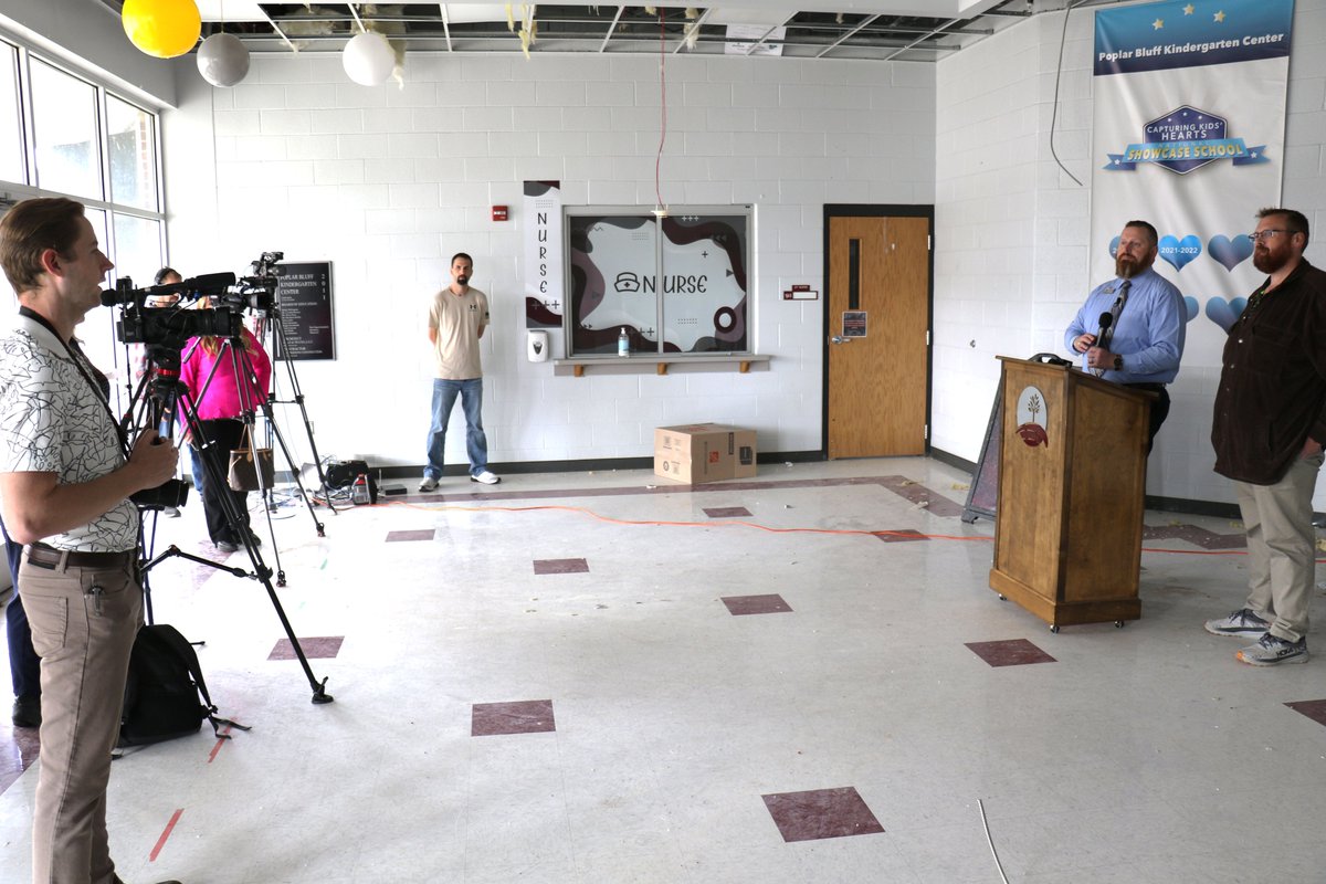 pbschools's tweet image. Tune it to the @DARnewspaper, @FOX23NewsTeam , @kfvsnews  and @933KWOC to hear @DocCSupt discuss during our press conference today our return to learn – as educators across the district continue to make preparations for school to resume for students on Monday, March 31! #pbstrong