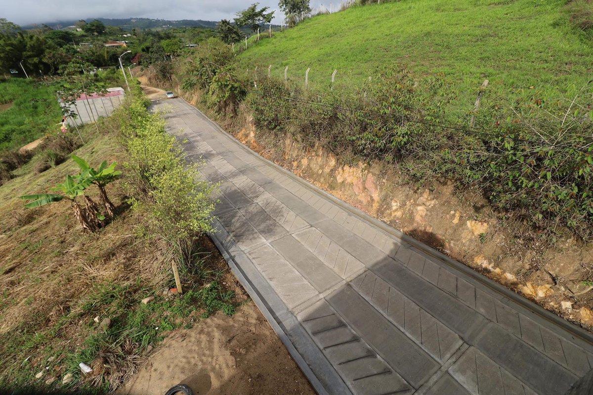 En La Aguada, el progreso lo construimos juntos. Con el compromiso de la comunidad, la mano de obra de su gente y los fondos del festival, hoy esta placa huella es una realidad. ¡Trabajo en equipo que deja huella!