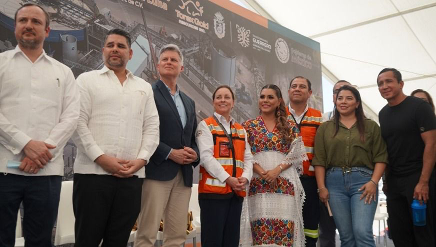 CCEGRO_oficial's tweet photo. Como parte del presídium de este significativo evento participaron: Lloyd Walton Álvarez (@LloydWaltonA), Coordinador de Delegados de la Secretaría de Economía, Gobierno de México; Renato Alberto Ramirez Arroyo, Titular de la Representación Federal del Trabajo en Acapulco; Pedro Rivero González, Presidente de la Cámara Minera de México (@Camimex_Oficial); General Brigadier Gregorio Espinoza Toledo, Representante del General de División de Estado Mayor Hernán Cortés Hernández, Comandante de la Guardia Nacional del Gobierno de México (@GN_MEXICO_); General de Brigada Jorge Pedro Nieto Sánchez, Comandante de la 35ª Zona Militar de Chilpancingo; Arq. Raymond Román Alarcón, Presidente Municipal de Cocula, Guerrero; Sara Salinas Bravo (@Sara_Salinas_B), Presidenta Municipal de Eduardo Neri, Guerrero; Citlali Yaret Tellez Castillo, Presidenta de la Comisión de Minería del H. Congreso del Estado de Guerrero; Obdulia Naranjo Cabrera, Presidenta de la Comisión de Recursos Naturales, Desarrollo Sustentable y Cambio Climático del H. Congreso del Estado de Guerrero

Entre los invitados relevantes se contó con la presencia de Roberto Arroyo Matus. Secretario de Gestión Integral de Riesgos y Protección Civil (@PC_Guerrero); Teodora Ramírez Vega (@teodoraramirezv), Secretaria de Fomento y Desarrollo Económico del estado de Guerrero (@sefodecogro); Irene Jiménez Montiel (@IreneJimenezMo3), Secretaria de Desarrollo Urbano y Obras Públicas (@ObrasGuerrero).

Asimismo, del Sector Privado asistieron Daniel García Aguirre, Presidente de Coparmex Acapulco (@CoparmexAcaOf); Oliver Pérez Pineda (@OliverPerezPin), Presidente de la CANAGRAF (@CanagrafMx) Guerrero; Omar Lozano Arellano, Tesorero de @CMICGuerrero, así como asociados, contratistas, constructores, gerentes, superintendentes, empleados con mas de 10 años de antigüedad, comisarios y habitantes de comunidades aledañas y equipo ejecutivo de la Minería Media Luna.