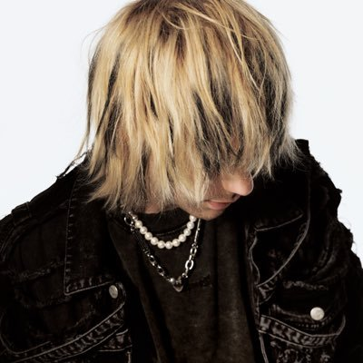 Nova foto de perfil do Michael Clifford no Twitter (X).
