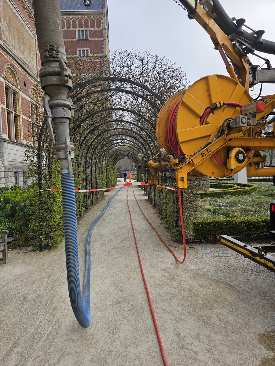 valkdegroot's tweet image. Voor Aveco de Bondt, is het reinigen van de drainage leidingen in de tuinen van het Rijksmuseum verzorgd. Deze reiniging is bedoelt om het grondwaterpeil via de drainage op het juiste niveau te houden. De houten palen onder museum worden zo beschermd tegen doorrotten.
#riool