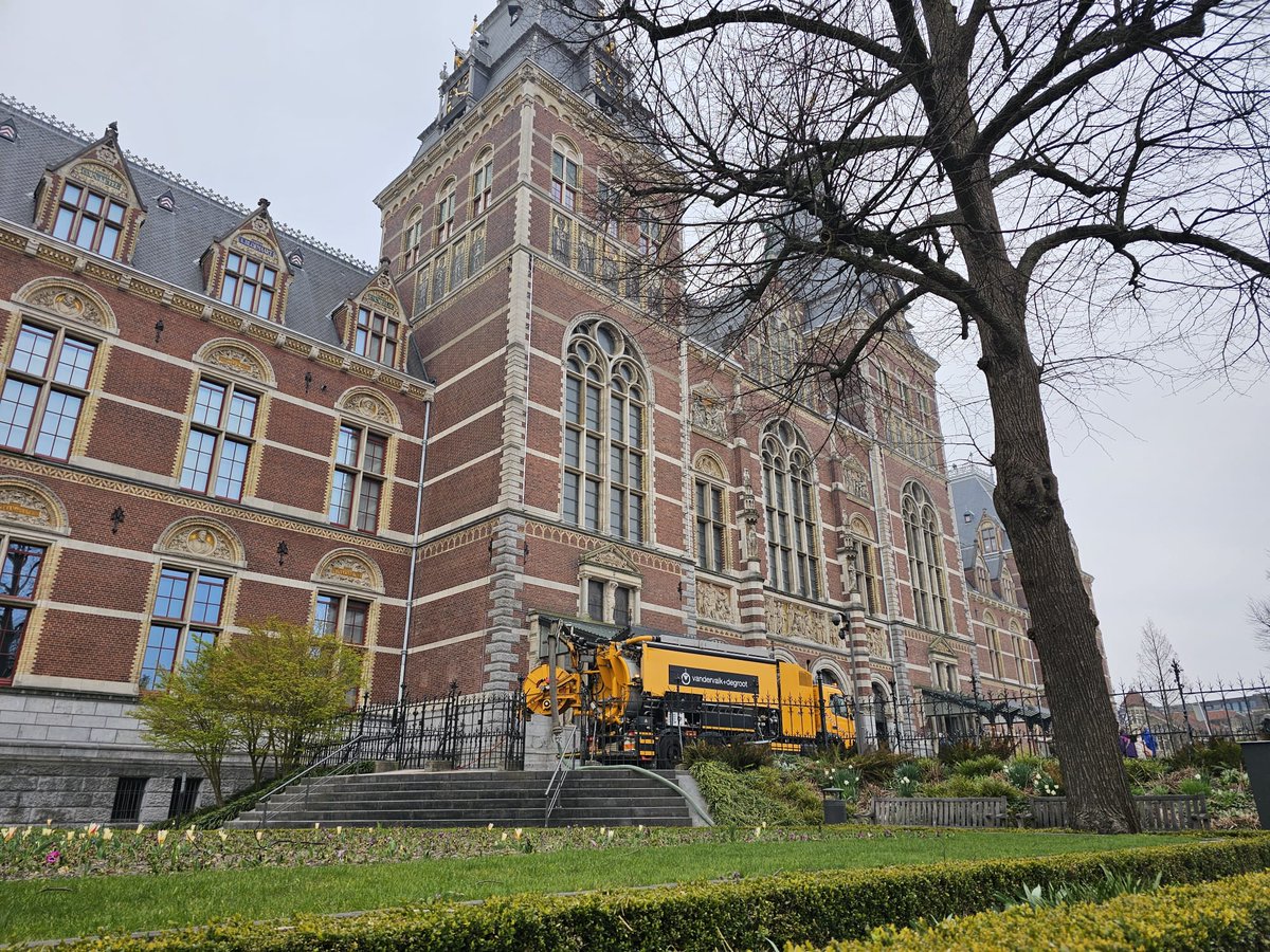 valkdegroot's tweet image. Voor Aveco de Bondt, is het reinigen van de drainage leidingen in de tuinen van het Rijksmuseum verzorgd. Deze reiniging is bedoelt om het grondwaterpeil via de drainage op het juiste niveau te houden. De houten palen onder museum worden zo beschermd tegen doorrotten.
#riool
