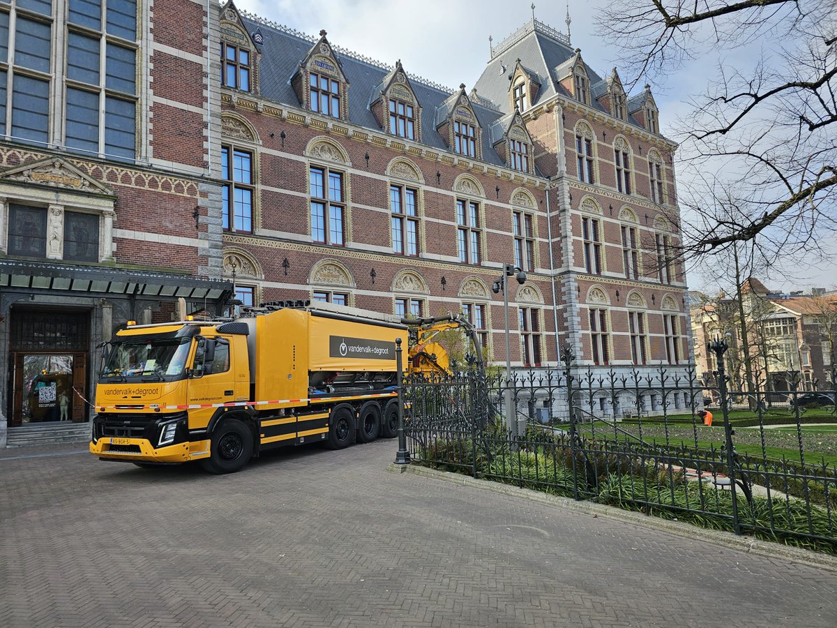 valkdegroot's tweet image. Voor Aveco de Bondt, is het reinigen van de drainage leidingen in de tuinen van het Rijksmuseum verzorgd. Deze reiniging is bedoelt om het grondwaterpeil via de drainage op het juiste niveau te houden. De houten palen onder museum worden zo beschermd tegen doorrotten.
#riool