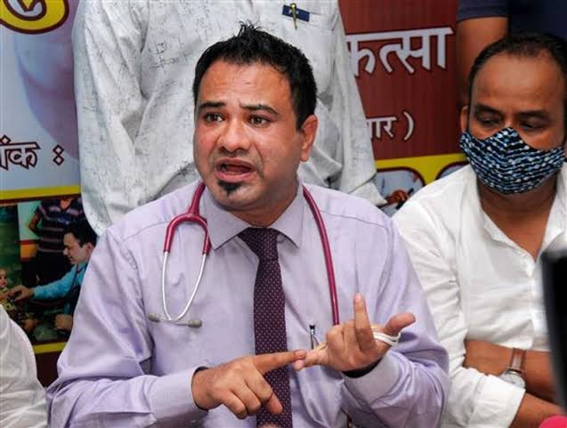 डॉक्टर कफील खान याद है ??

वही जो गोरखपुर में मेडिकल कॉलेज में पोस्टेड थे और जिनके रहते सैकड़ो बच्चों की मौत इंसेफेलाइटिस से होती थी 

जो अस्पताल के ऑक्सीजन सिलेंडर और दूसरे तमाम साजो समान अपने निजी अस्पताल में शिफ्ट किए थे 

और और उन्हें जब कई बच्चों के मौत के केस में गिरफ्तार