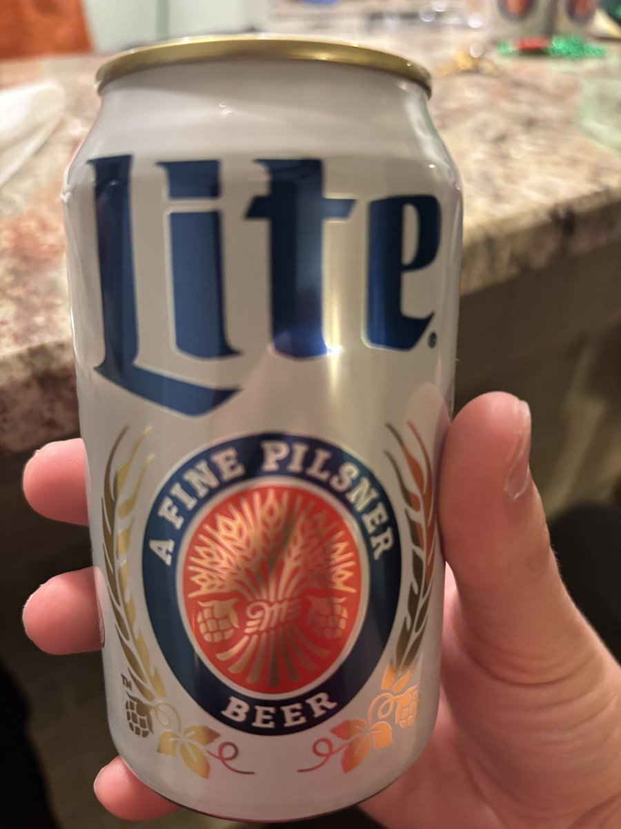 coldcallsniper's tweet photo. 🚨BREAKING NEWS🚨

Miller lite tastes fucking good boys https://t.co/J3dyOFqLYB