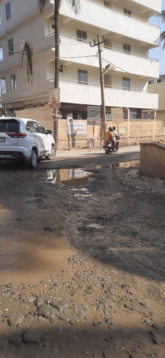 shanraghava's tweet photo. Dear @BBMPCOMM and @BBMPAdmn,
Kaithota Cross, Ajgondanahalli Rd, Immadihalli, Whitefield (opp. KCB Minerals) has potholes, posing safety risks. Complaint #75407 on Fix My Street remains unresolved. Please address this urgently to prevent accidents.

Thank you. https://t.co/mP4kJpPjdj