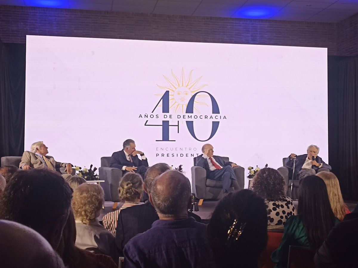 AntonioManzi91's tweet image. Otra instancia para sentirnos orgullosos de nuestro país, celebrando 40 años ininterrumpidos de Democracia, con traspaso de la banda presidencial entre tres partidos políticos, y con la posibilidad de tener un encuentro con los protagonistas de esta historia.
#40AñosDeDemocracia