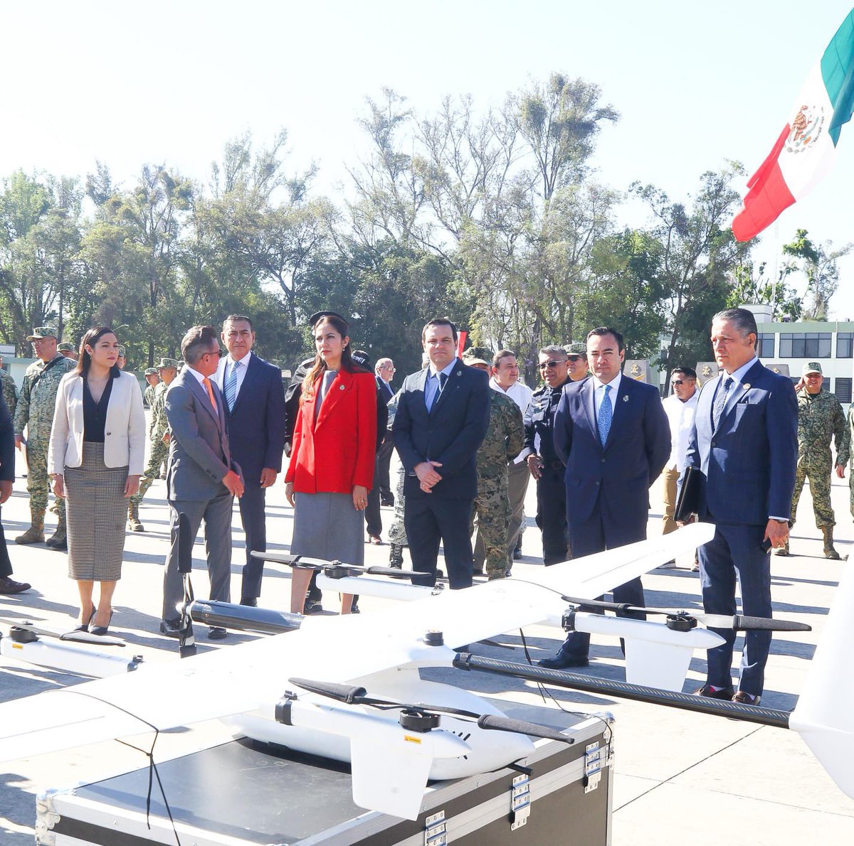 Junto con la Gobernadora <a href="/LibiaDennise/">Libia Dennise</a>, el Fiscal General Gerardo Vázquez Alatriste se reunió en Jalisco con <a href="/Defensamx1/">@Defensamx</a>, <a href="/GN_MEXICO_/">Guardia Nacional</a>, la gobernadora de Colima <a href="/indira_vizcaino/">Indira Vizcaíno</a>, el Gobernador de Jalisco <a href="/PabloLemusN/">Pablo Lemus Navarro</a> y representantes de Michoacán, con el objetivo de reforzar la