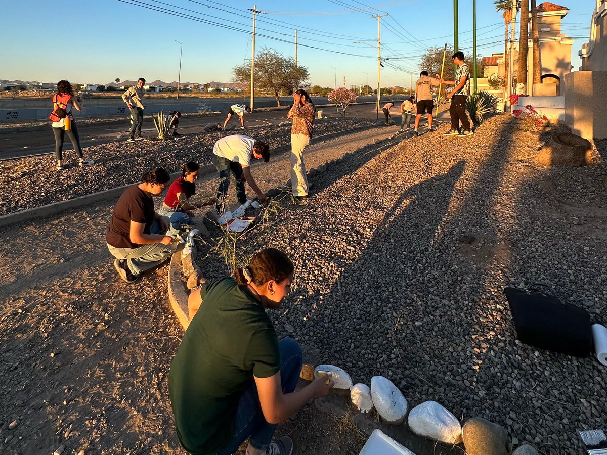 pichonpavlovich's tweet photo. En Villa Bonita, el equipo de @Juventud_HMO demuestra que no se trata de obligación, sino de amor por su ciudad. 🙌🏻

La participación de los jóvenes es muy importante, tomemos su ejemplo y #QueSeNote el trabajo en equipo para tener un Hermosillo más limpio. 💪🏻 @f_villaescusa https://t.co/LDSvJs3jyi