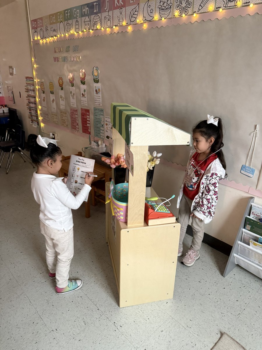 ✨Started our day with our librarian reading about seeds and how they grow—perfect timing since our Kinder ‘Garden’ Market is officially open! We even tied it into our morning message. A day full of hands on learning and real world connections. ✨
#kindergarten