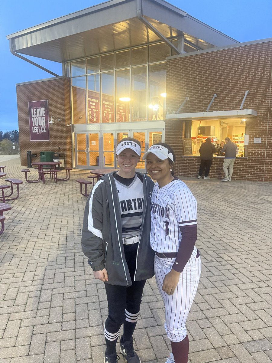 Great to see my slugger family and playing a great game!! Wishing them the best of luck to the rest of their season 🔥🔥❤️ <a href="/SluggersBurt/">Louisville Lady Sluggers Huecker M/B</a> <a href="/SluggersHuecker/">Lady Sluggers 18</a> <a href="/sluggernation/">Louisville Slugger</a> <a href="/McLaineHudson1/">McLaineHudson</a> <a href="/pwilloughby11/">Parker Willoughby</a>