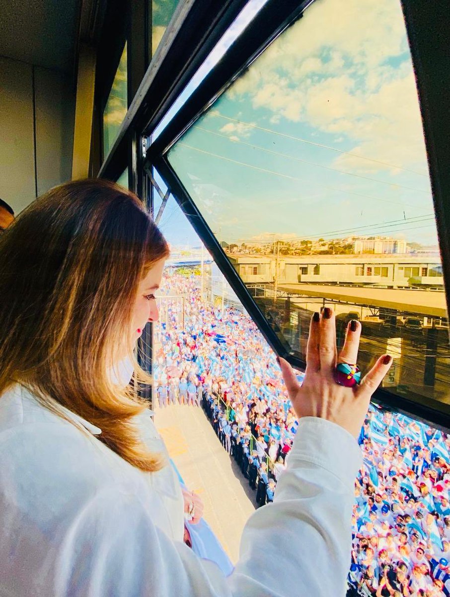 Gracias por llenar las calles de esperanza, su respaldo es un acto de valentía y una declaración de amor por la única bandera que debe prevalecer 🇭🇳. Por la democracia, por el futuro de nuestros hijos y el de nuestra nación ¡Gracias!