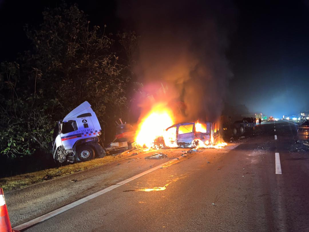 bharianmy's tweet photo. TERKINI: Lima termasuk seorang kanak-kanak berusia dua tahun maut dalam kemalangan di KM58.1 Lebuhraya Utara Selatan, Kluang tengah malam tadi - Polis

📸IPD Kluang

Berita penuh: https://t.co/whBz67D0wO https://t.co/252ILlRBxn