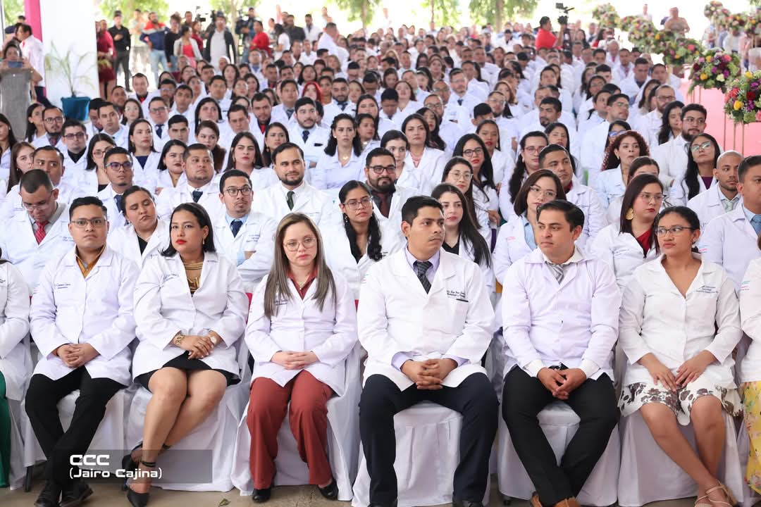 En el Centro Oncológico Nacional Dr. Juan Ignacio Gutiérrez Sacasa, más de 190 médicos nicaragüenses se graduaron en diferentes especialidades y supraespecialidades, que fortalecerán la atención en la salud a las familias nicaragüenses.