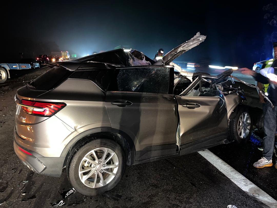 bharianmy's tweet photo. TERKINI: Lima termasuk seorang kanak-kanak berusia dua tahun maut dalam kemalangan di KM58.1 Lebuhraya Utara Selatan, Kluang tengah malam tadi - Polis

📸IPD Kluang

Berita penuh: https://t.co/whBz67D0wO https://t.co/252ILlRBxn