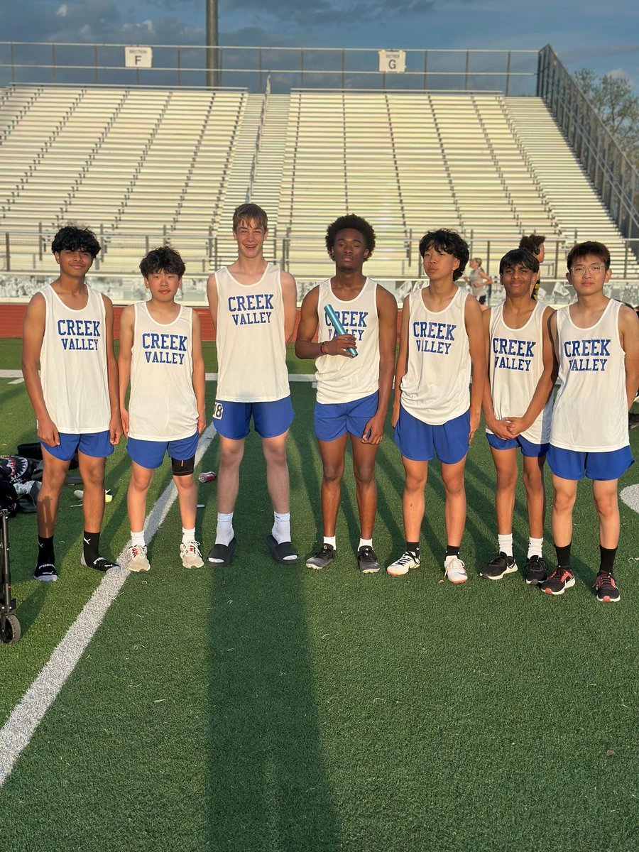 CreekValleyMS's tweet photo. So proud of our track athletes who qualified & competed at district this week! ๐
Here are a few results and pics from last nightโฆ
๐โโ๏ธ 8th grade boys took 3rd in the 4x400 relay!
๐โโ๏ธ 8th grade girls placed 2nd in the 4x100 & 5th in the 4x400!
What a season! #prideinside https://t.co/HlNaWscGDI